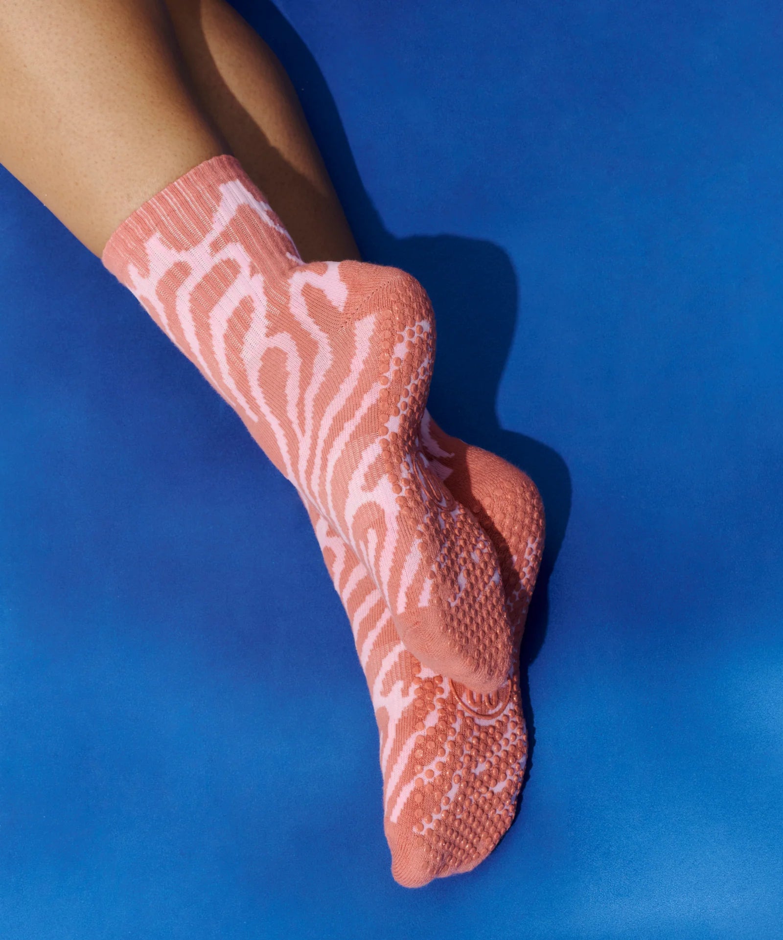 CREW NON SLIP GRIP SOCKS GRAPEFRUIT CORAL
