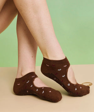 SLIDE ON NON SLIP GRIP SOCKS HEARTS AFFLUTTER BROWN
