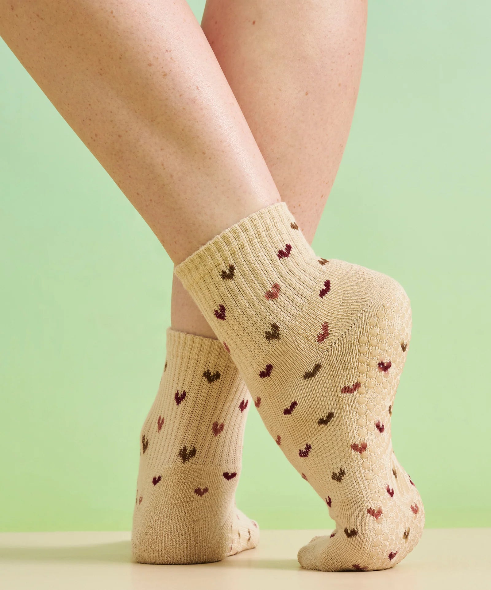 QUARTER CREW NON SLIP GRIP SOCKS HEARTS AFLUTTER BEIGE