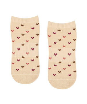 CLASSIC LOW RISE GRIP SOCKS HEARTS AFLUTTER BEIGE