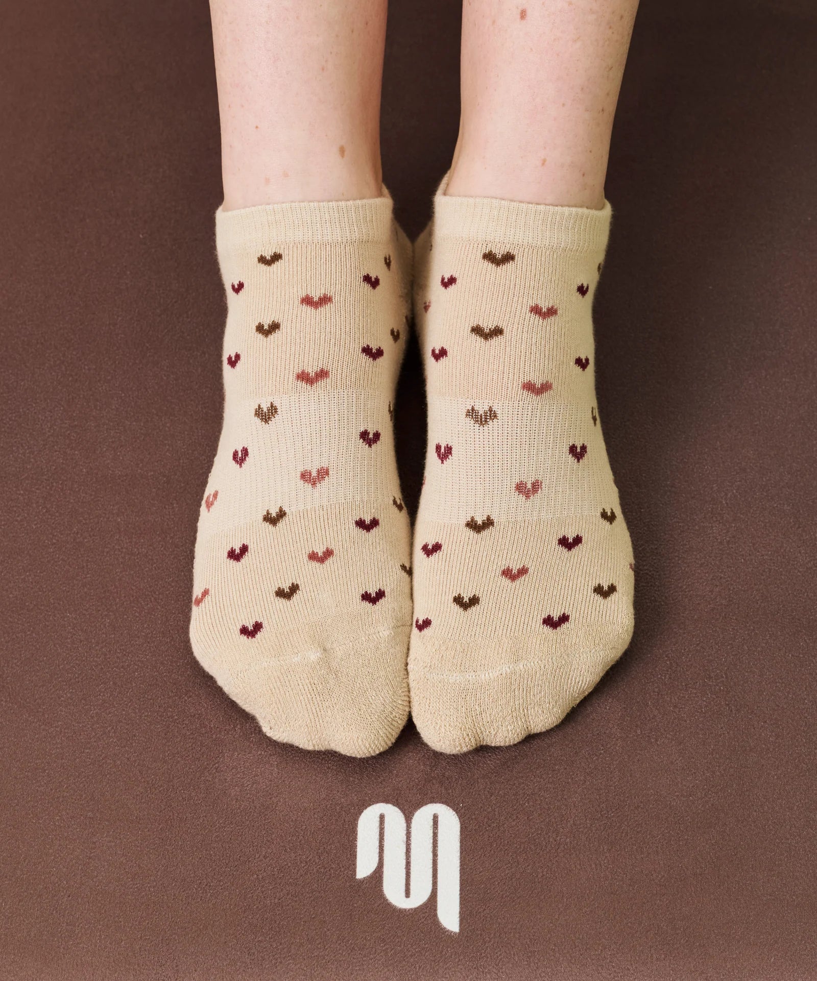CLASSIC LOW RISE GRIP SOCKS HEARTS AFLUTTER BEIGE