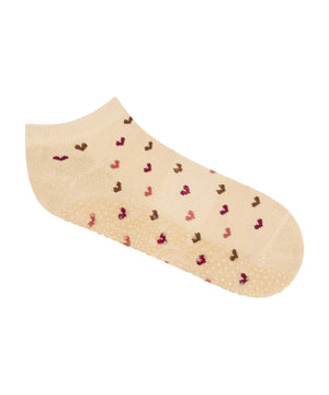 CLASSIC LOW RISE GRIP SOCKS HEARTS AFLUTTER BEIGE