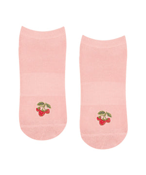 CLASSIC LOW RISE GRIP SOCKS STRAWBERRY PATCH