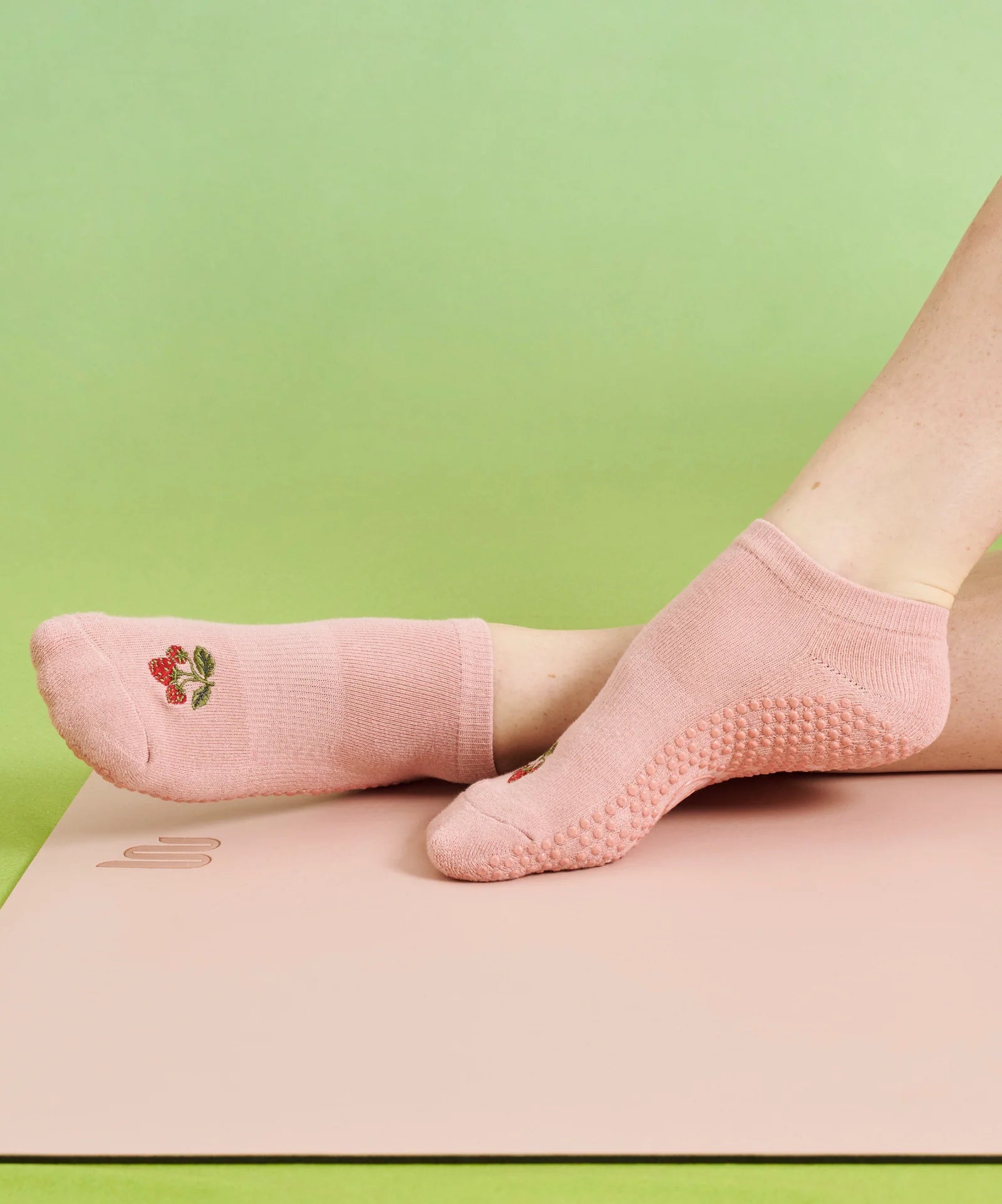 CLASSIC LOW RISE GRIP SOCKS STRAWBERRY PATCH