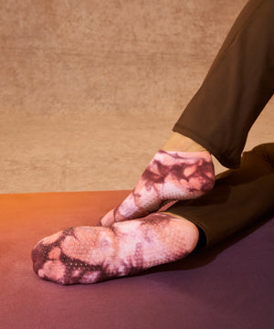 CLASSIC LOW RISE GRIP SOCKS KAKADU PLUM TIE-DYE