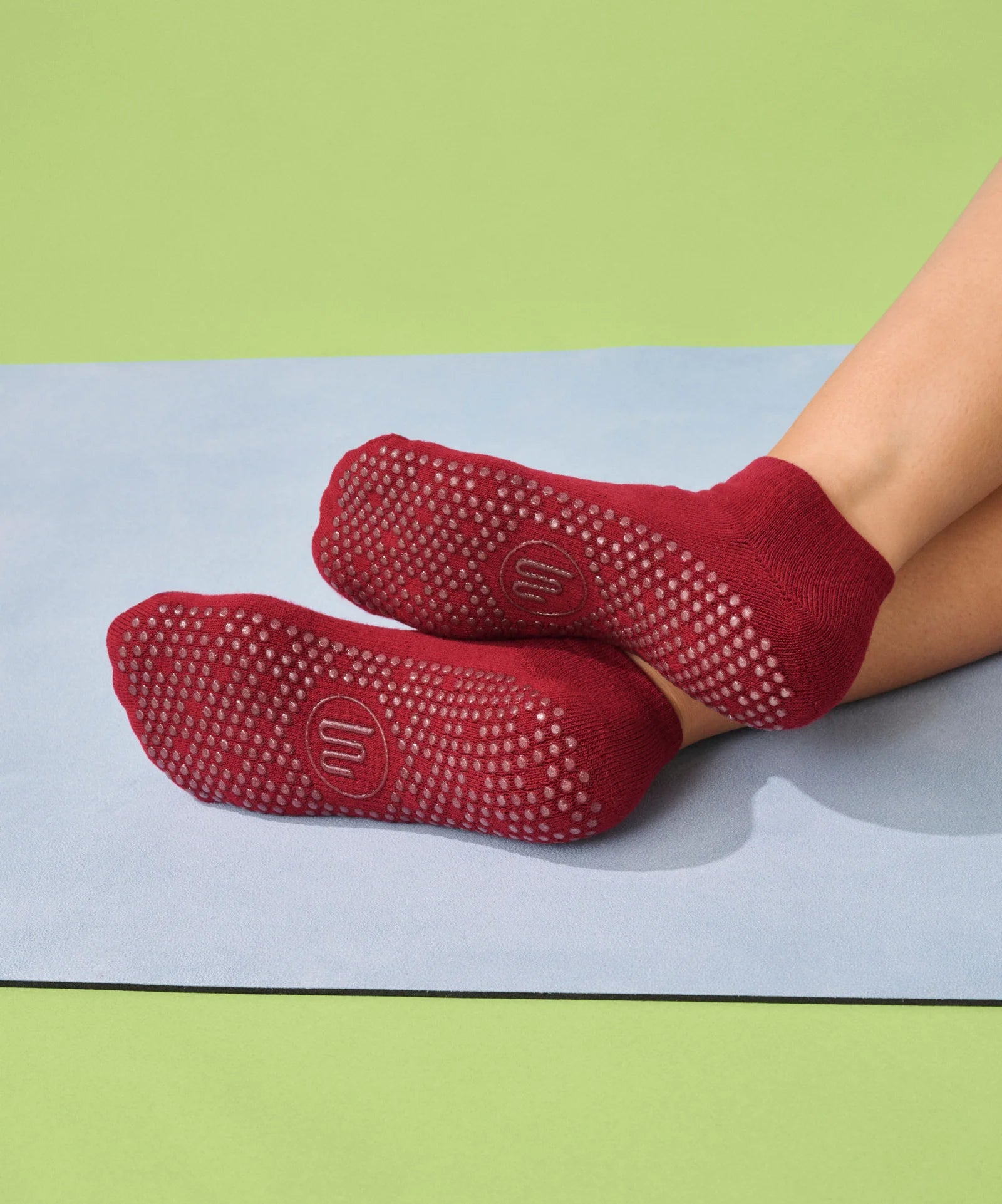 CLASSIC LOW RISE GRIP SOCKS CRIMSON
