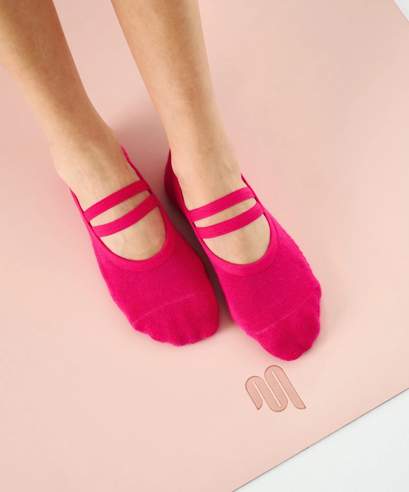 BALLET NON SLIP GRIP SOCKS NEON PINK