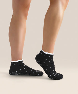 CLASSIC LOW RISE GRIP SOCKS BLACK POLKA RUFFLE
