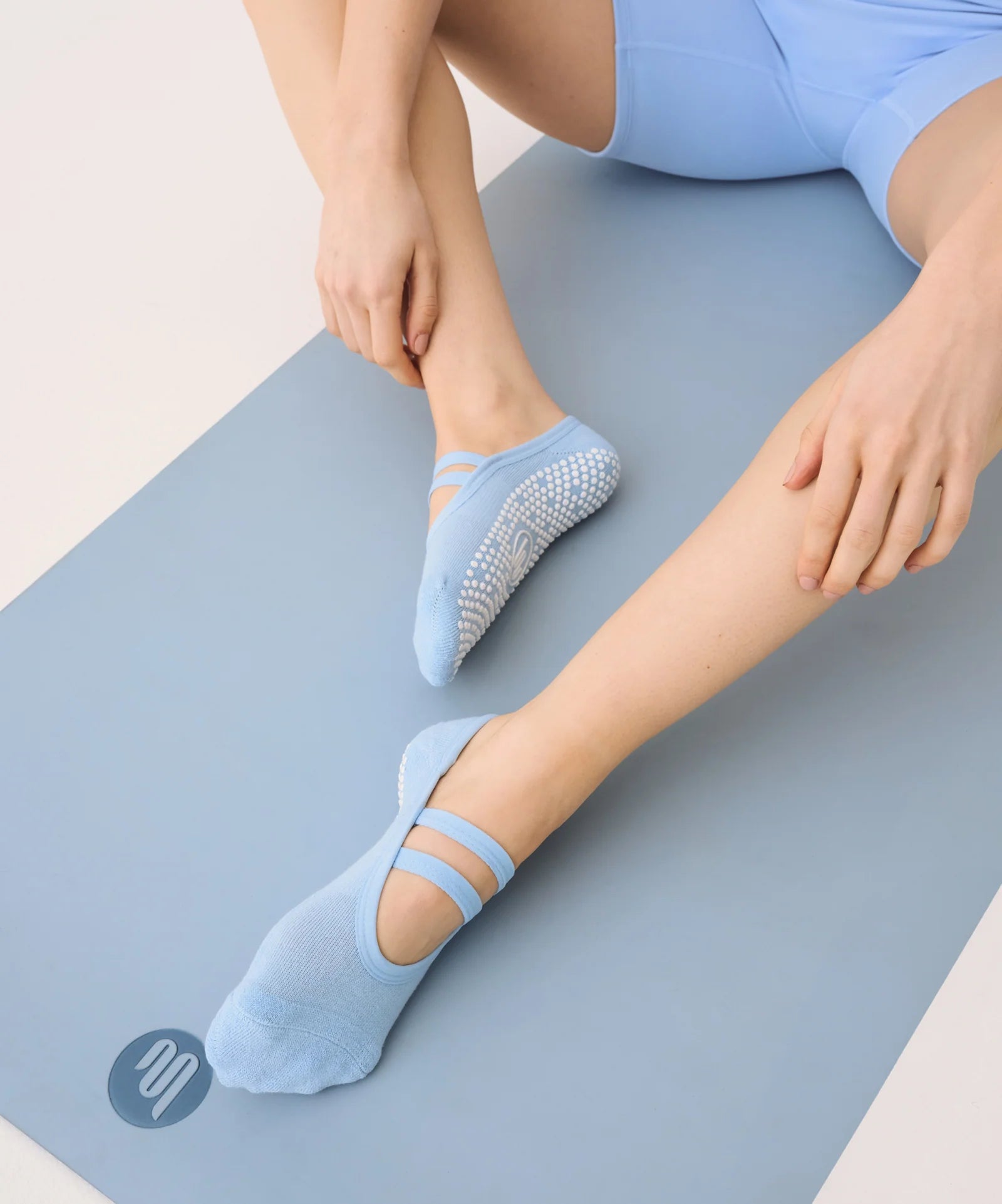 BALLET NON SLIP GRIP SOCKS IN POWDER BLUE