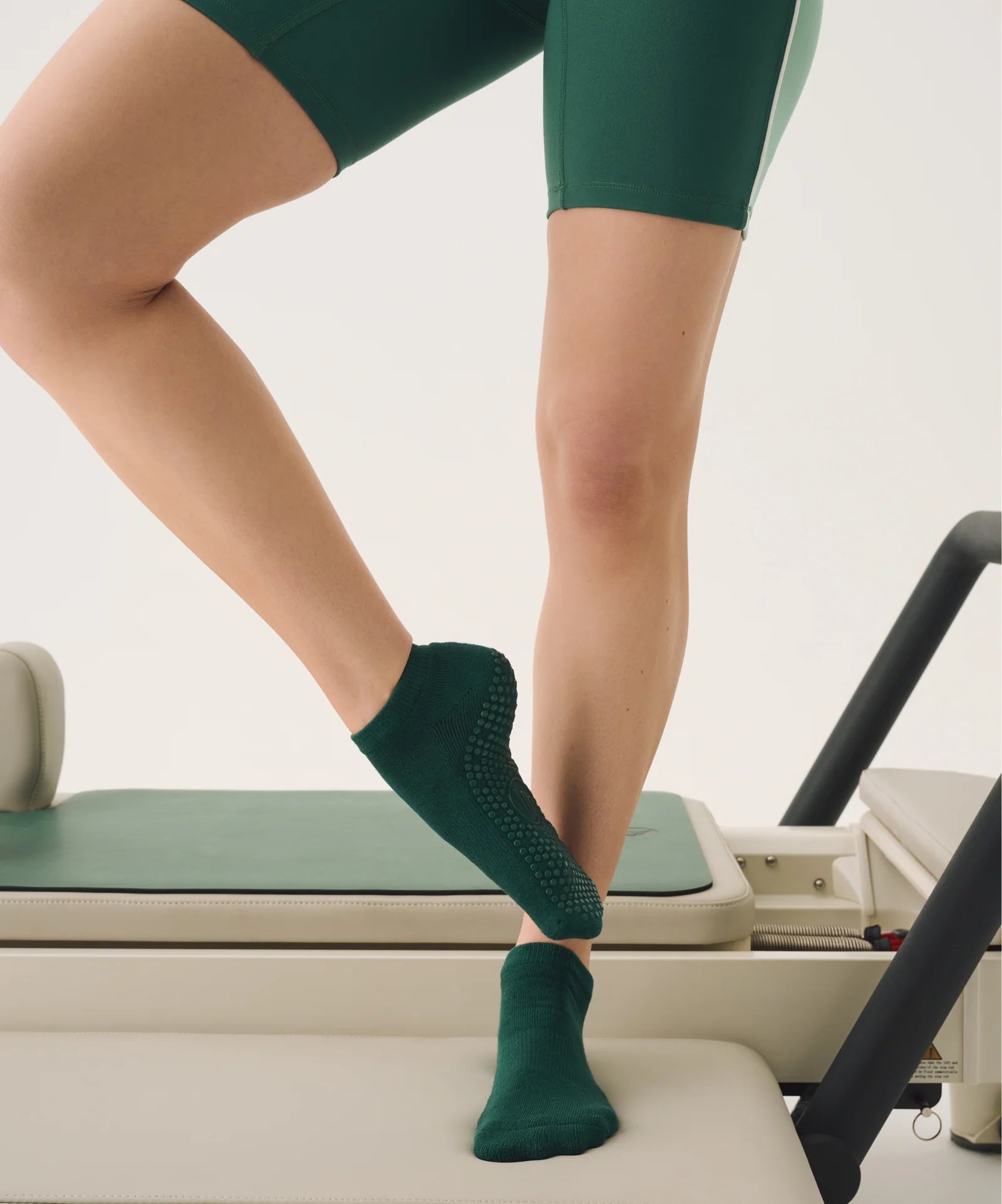 CLASSIC LOW RISE GRIP SOCKS IN FOREST GREEN